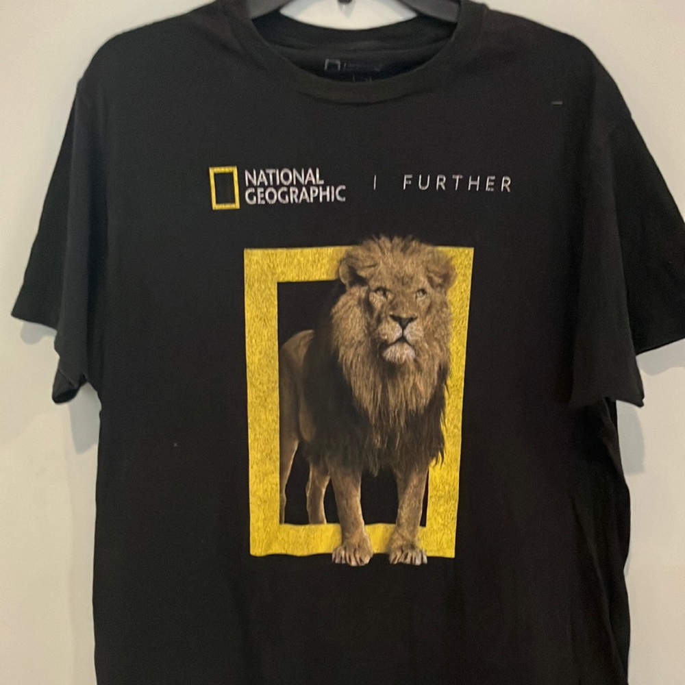 VTG National Geographic shirt. Size large. Very clean.